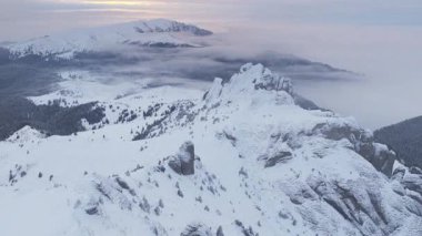 Dağlardaki kış manzarasının panoramik hava aracı görüntüsü. Romanya 'da Transilvanya ve Ciucas Dağı