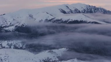 Dağlardaki kış manzarasının panoramik hava aracı görüntüsü. Romanya 'da Transilvanya ve Ciucas Dağı