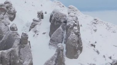 Dağlardaki kış manzarasının panoramik hava aracı görüntüsü. Romanya 'da Transilvanya ve Ciucas Dağı