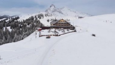 Ciucas Cabin 'in dağlardaki panoramik hava aracı görüntüsü. Romanya 'daki Transilvanya ve Karpatya dağları