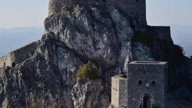 Srebrenik Kalesi engebeli dağ yamacına inşa edilmiş antik taş mimariyi gözler önüne seriyor