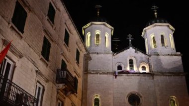 Aziz Niklas Kilisesi geceleri eski kasaba Kotor 'u aydınlatıyor. Geleneksel mimariyi gösteriyor.