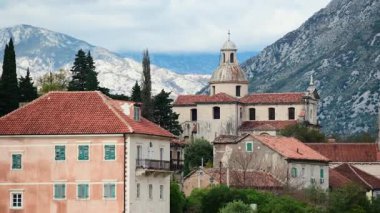 Prcanj köyü sahil mimarisini ve Kutsal Bakire Meryem 'in Doğumu Kilisesini gösteriyor.