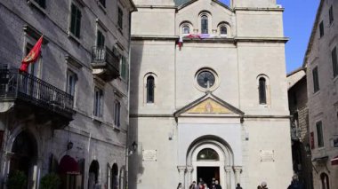 Kotor, Karadağ - 12 Kasım 2025: Eski Kent 'teki Aziz Niklas Kilisesi önündeki tarihi meydanı keşfeden turistler