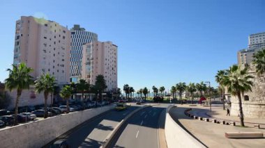 Durres, Arnavutluk - 13 Kasım 2025: İçinde binalar, palmiye ağaçları ve Adriyatik Denizi kıyısında bir yol bulunan liman bölgesi