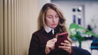 Bir kadının elini tutarken ve akıllı telefon kullanırken.