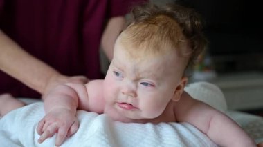 Yumuşak bir yüzey üzerinde karın egzersizi yaparken bir bebeğe yakın durun.