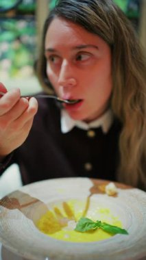 Restoranda sebzeli risotto yiyen bir kadının yakın çekimi. Dikey