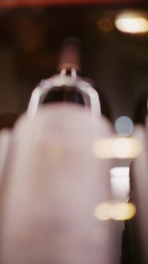 Sıcak ışıklandırma ve sığ alan derinliği ile yatay olarak bir rafta depolanmış şarap şişeleri aşırı yakın