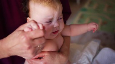 Destekli hareket sırasında bebeğin kollarını ve vücudunun üst kısmını destekleyen bakıcıya yakın durun.