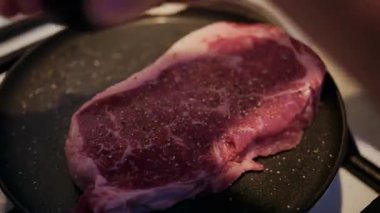 Tuz ve karabiberle tatlandırılmış çiğ bifteğe yakından bakın.
