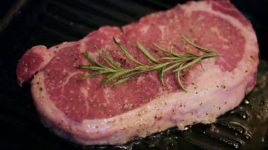 Biberiyeyle kaplanmış ızgarada pişirilmiş bifteğe yaklaş.