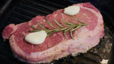 Biberiyeyle kaplanmış ızgarada pişirilmiş bifteğe yaklaş.