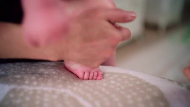 Bakıcı bebekle hareket egzersizi yapıyor.