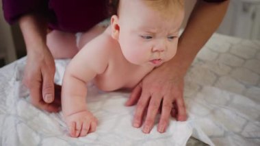 Karın üstü desteklenirken bebeğin başını büyütmek, erken gelişim sırasında boyun kaslarını güçlendirmek
