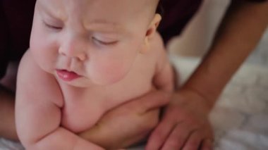 Karın üstü desteklenirken bebeğin başını büyütmek, erken gelişim sırasında boyun kaslarını güçlendirmek