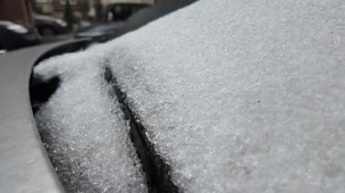 Bir araba yüzeyini kaplayan kalın donmuş buz tabakasını kapatın. Kristal dokuyu ve sıkıştırılmış buzu gösterin.