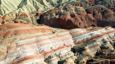 Zhangye Danxia Ulusal Geopark, Gansu, Çin 'deki aşınmış kumtaşı tepelerinin hava aracı görüntüsü
