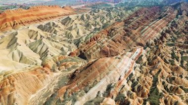 Zhangye Danxia Ulusal Geopark, Gansu, Çin 'deki aşınmış kumtaşı tepelerinin hava aracı görüntüsü