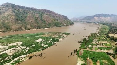 Lago di Braies 'in turkuaz sularının havadan drone görüntüsü yoğun alp ormanı ve İtalya' nın Dolomitler kentindeki dramatik kireçtaşı dağlarıyla çevrili.