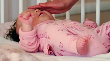 Pembe elbiseli, beşikte uzanmış, huzurlu, uyuyan bir bebeğin fotoğrafını çek.