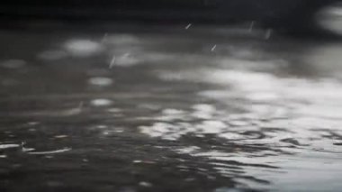 Soyut su yansımaları yumuşak dalgalanmalar ve ışık desenleriyle dokulu bir duvar yüzeyinde hareket ediyor.