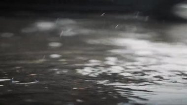 Soyut su yansımaları yumuşak dalgalanmalar ve ışık desenleriyle dokulu bir duvar yüzeyinde hareket ediyor.