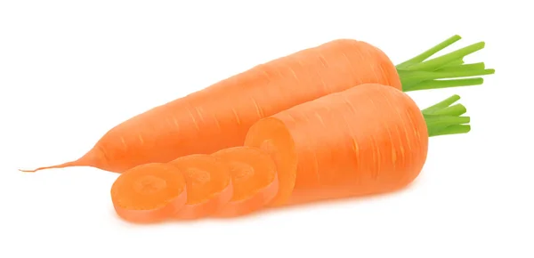 Composición con rodajas de zanahoria fresca entera aislada sobre un fondo blanco. — Foto de Stock