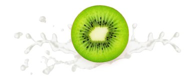 Beyaz arka planda izole edilmiş sütle kesilmiş kivi..