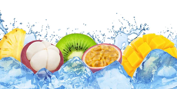不同的水果：菠萝、猕猴桃、芒果、西番莲和芒果在冰块中，水从白色背景中分离出来. — 图库照片