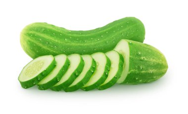 Dilimlenmiş ve tüm salatalıklar beyaz bir arka planda izole edilmiş..