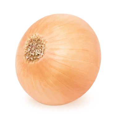 Beyaz arka planda izole edilmiş taze altın soğan.