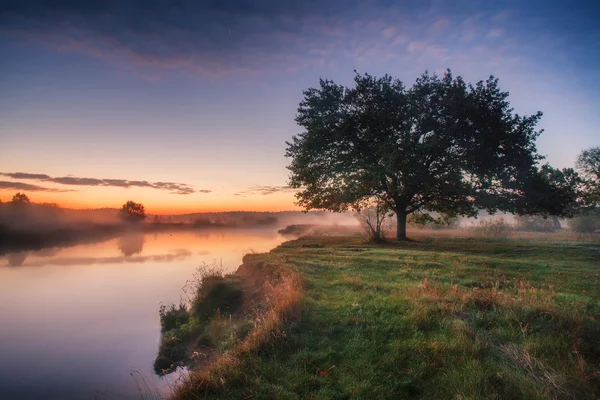 Amanecer de primavera en el río —  Fotos de Stock