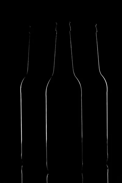 黑暗的啤酒瓶的轮廓 — 图库照片