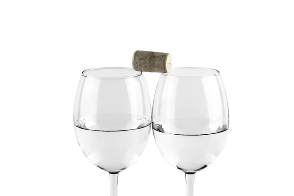 Copos isolados com água e cortiça de vinho — Fotografia de Stock