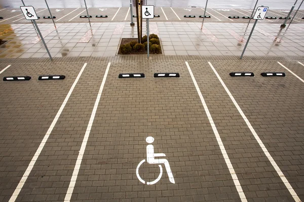 Parkovací místa pro zdravotně postižené osoby — Stock fotografie