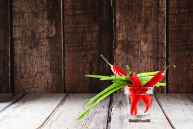 Kırmızı sıcak kırmızı biber ve scallions bardak su