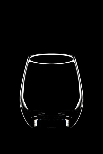 Glas für Wasser auf schwarzem Hintergrund — Stockfoto