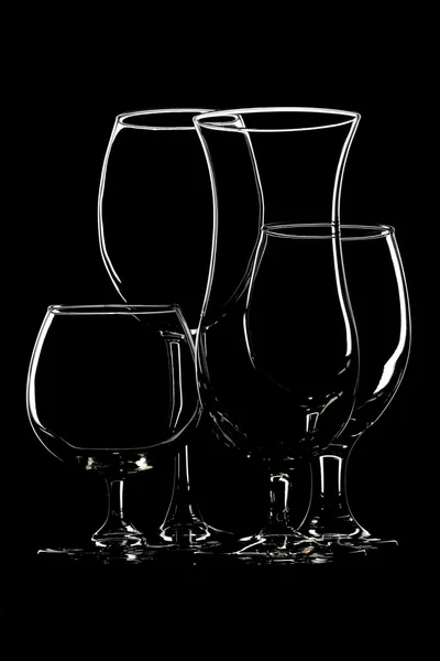 Copos de bebidas em fundo preto — Fotografia de Stock
