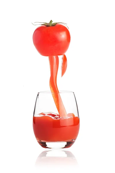Tomatsaft som flödar från tomat isolerad på vit — Stockfoto