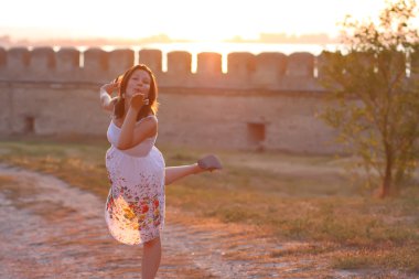 Mutlu genç kadın bir öpücük verir