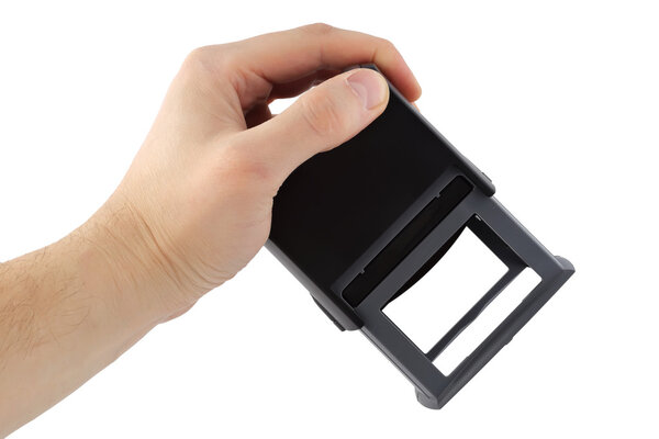 Печать в руках бизнесмена изолированы на белом, обрезка пути
