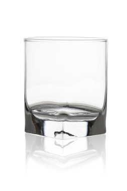 Beyaz arka plan üzerinde izole boş viski cam