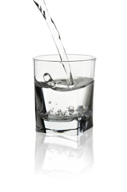 Su ile onun yansıması şeffaf cam içine dökme izole