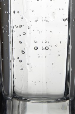 Hava kabarcıkları beyaz izole bir cam ile su