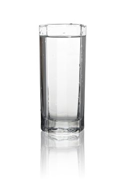 Beyaz arkasında izole onun yansıması ile uzun bir bardak su