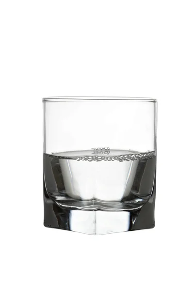 Eau en verre avec bulles d'air isolées sur blanc — Photo