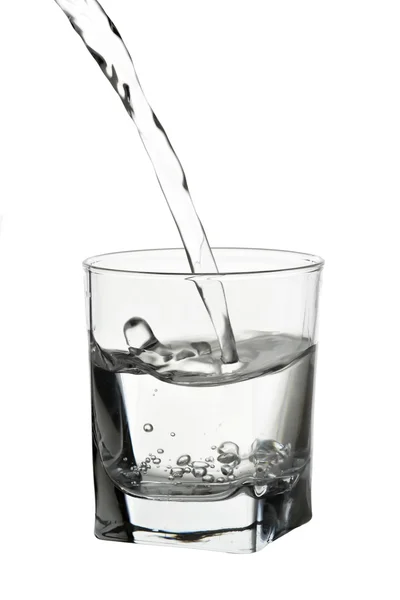 Víz ömlött be a pohár, elszigetelt fehér — Stock Fotó