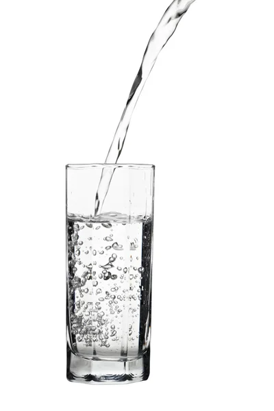 Вода вливається в склянку, повітряні бульбашки у воді, ізольовані на — стокове фото