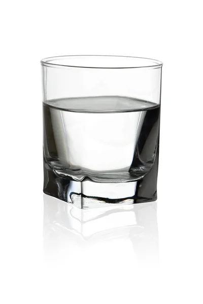 Agua en un vaso con su reflejo aislado sobre blanco —  Fotos de Stock